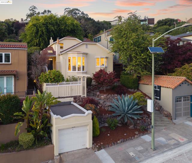 6314 Broadway Ter, Oakland CA: https://media.crmls.org/mediaz/251eea02-0b3c-40fb-8dc6-d4d05d328d31.jpg