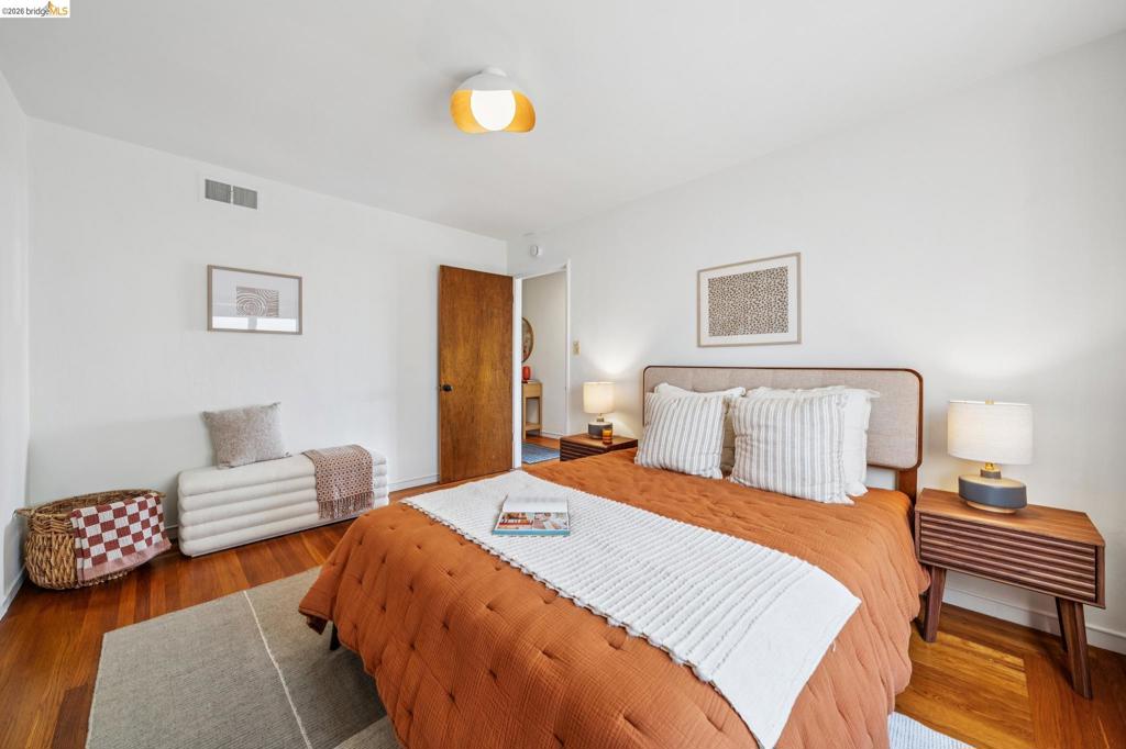 https://media.crmls.org/mediaz/25206315-976f-4d53-a63b-8199ded2e00a.jpg?preset=X-Large