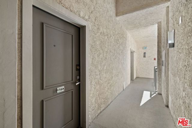 1440 Veteran Avenue, Los Angeles CA: https://media.crmls.org/mediaz/2520ef36-6196-425d-85f3-414f91c5d9ed.jpg