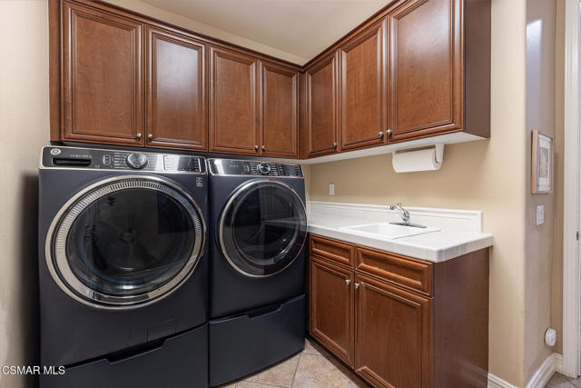 5019 Corral Street, Simi Valley CA: https://media.crmls.org/mediaz/25212ff9-d8c4-4f5a-810f-d988e1272943.jpg