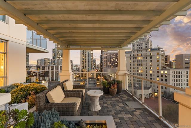 850 Beech St, San Diego CA: https://media.crmls.org/mediaz/2521c3b3-f121-4f29-b974-36ac8b4e5b83.jpg