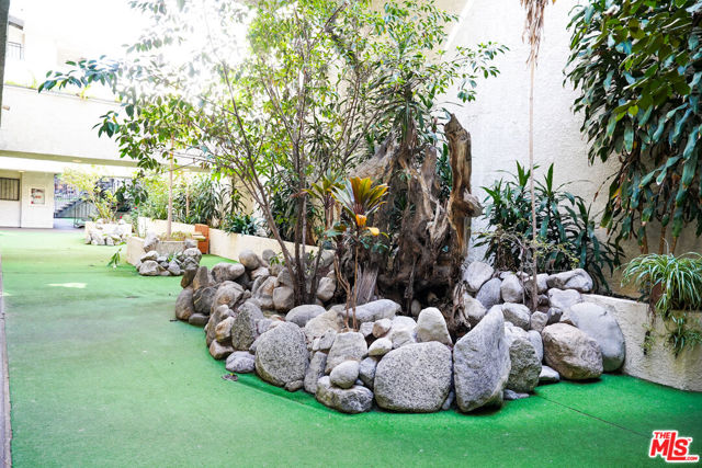 630 N Grand Avenue, Los Angeles CA: https://media.crmls.org/mediaz/2522514d-79b0-4cc9-be76-72771ee0441c.jpg