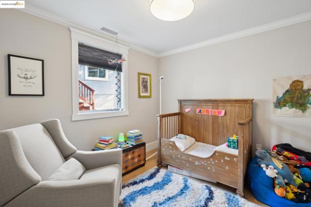 946 Alma Pl, Oakland CA: https://media.crmls.org/mediaz/25243e60-6c38-4da0-bb07-a23aaa1cad4e.jpg