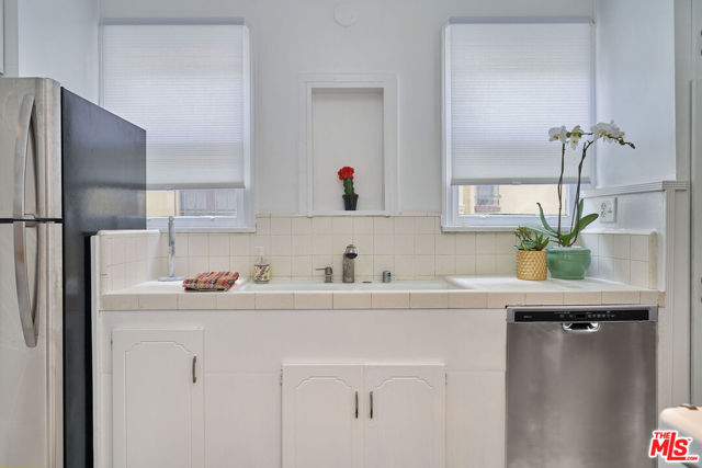 1235 HI POINT Street, Los Angeles CA: https://media.crmls.org/mediaz/2524c754-1590-4b73-bbfc-39441dc56dd2.jpg