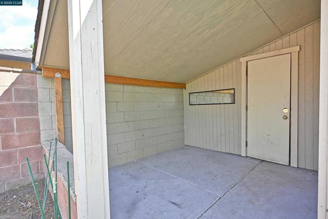 65 Dawn Dr, Pleasant Hill CA: https://media.crmls.org/mediaz/25250bff-5efb-47f4-b6d7-c6dfca1d6c63.jpg
