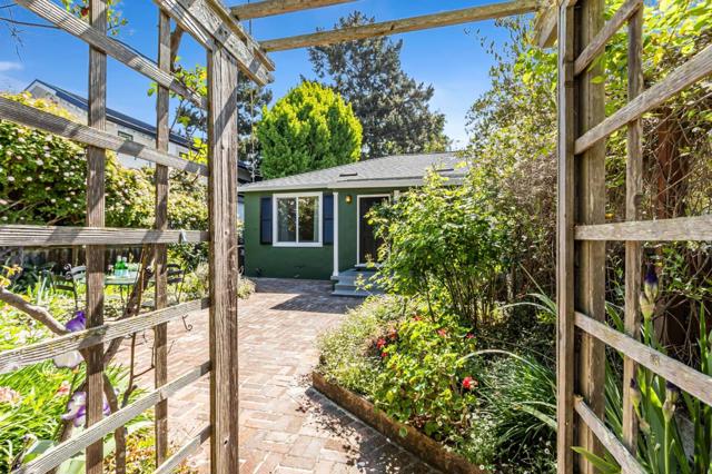 928 Peggy Lane, Menlo Park CA: https://media.crmls.org/mediaz/2525f673-0bd5-4fd5-aee0-bae7bb0435af.jpg