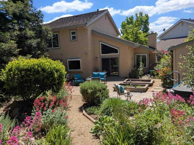 2277 Stillcreek Ct, Martinez CA: https://media.crmls.org/mediaz/25266c50-a10b-4190-9b0a-30c0e77a9cb2.jpg