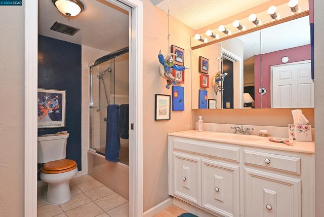2748 Tice Creek Dr, Walnut Creek CA: https://media.crmls.org/mediaz/25274cbc-0353-4c00-9a17-efe4a07a1130.jpg