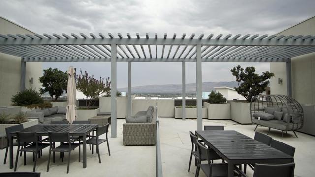 338 Llano De Los Robles Avenue, San Jose CA: https://media.crmls.org/mediaz/2527d416-03d2-4c67-a446-95d6991c8276.jpg