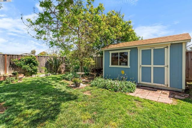 6364 Noel Ave, Newark CA: https://media.crmls.org/mediaz/252813da-291a-4a9f-b1a8-fecd703ea92f.jpg