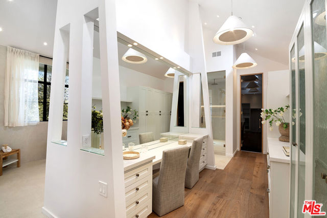 745 E Sunset Avenue, Venice CA: https://media.crmls.org/mediaz/25282ab1-e998-4f43-b2c8-fba1b1127f09.jpg
