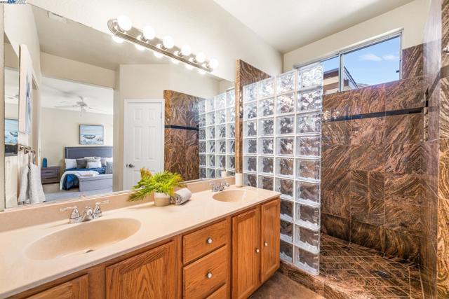 1983 Cork Oak Ln, Manteca CA: https://media.crmls.org/mediaz/25285eef-8334-47dd-b9a4-b69446e9cb88.jpg