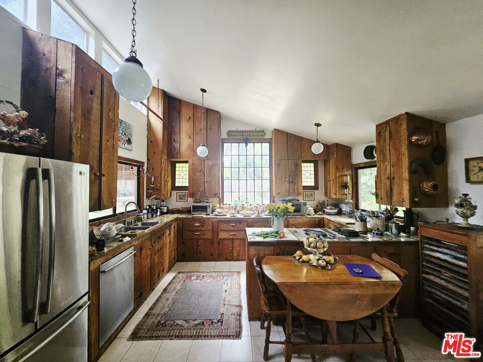 https://media.crmls.org/mediaz/2528a4f5-3a56-4a30-a0a0-ffb5b30084e0.jpg?preset=X-Large