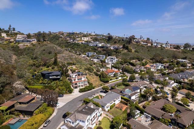 6018 Folsom Drive, La Jolla CA: https://media.crmls.org/mediaz/2528ec72-1a19-484e-b1d0-9de5b4aabab6.jpg