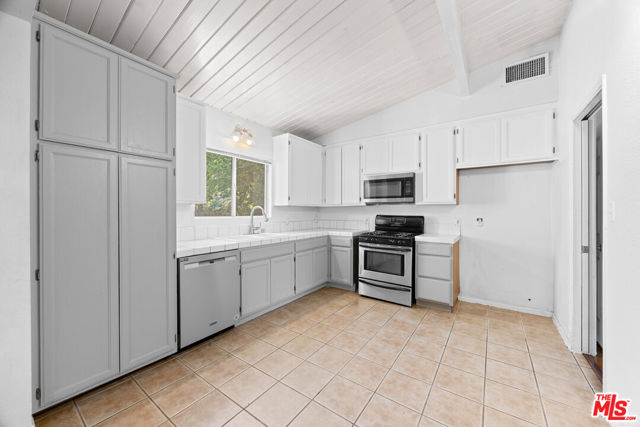 22027 Viscanio Road, Woodland Hills CA: https://media.crmls.org/mediaz/2529c2e2-0588-4642-8465-a203106f8eb5.jpg