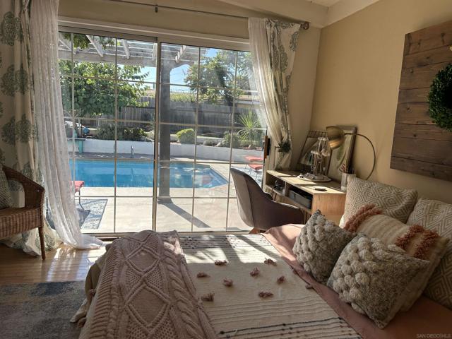 3275 Maezel Ln, Carlsbad CA: https://media.crmls.org/mediaz/252a8d67-8625-4bd4-a216-369e948fb96b.jpg