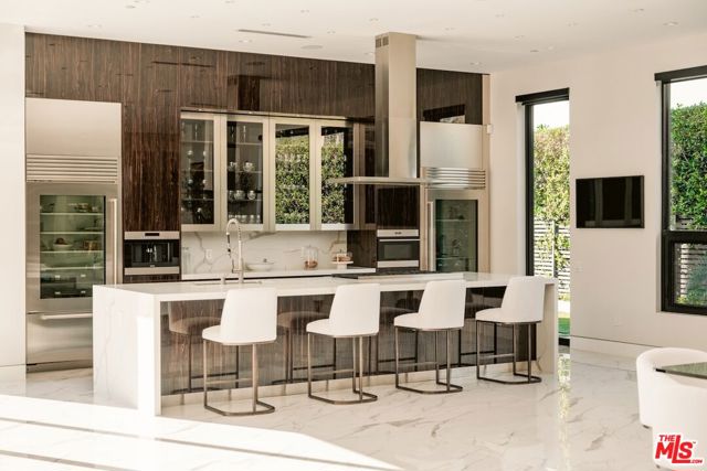 4049 Coldwater Canyon Avenue, Studio City CA: https://media.crmls.org/mediaz/252b30ff-a15b-47dd-9be6-a22b70a1de02.jpg