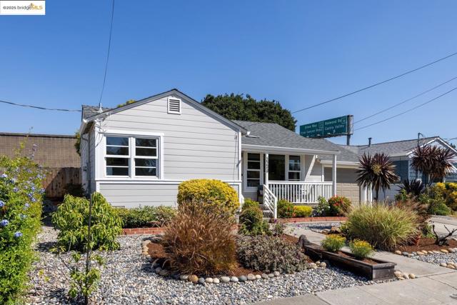 2234 Lobert St, Castro Valley CA: https://media.crmls.org/mediaz/252bb8a2-3731-45e1-8da1-7014a5905cdd.jpg