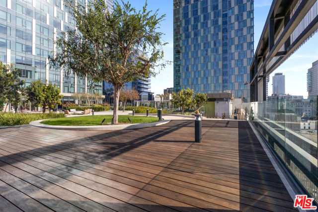 889 Francisco, Los Angeles CA: https://media.crmls.org/mediaz/252bd381-28a0-457b-90c0-fc26c68d7048.jpg