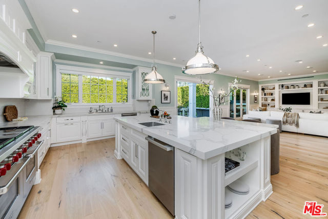 4402 Ledge Avenue, Toluca Lake CA: https://media.crmls.org/mediaz/252c9b4d-9c97-4d27-83b6-d15b4f904181.jpg