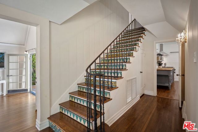 504 24Th Street, Santa Monica CA: https://media.crmls.org/mediaz/252cb5ed-51e1-4bfc-a6e9-c085011dc59f.jpg