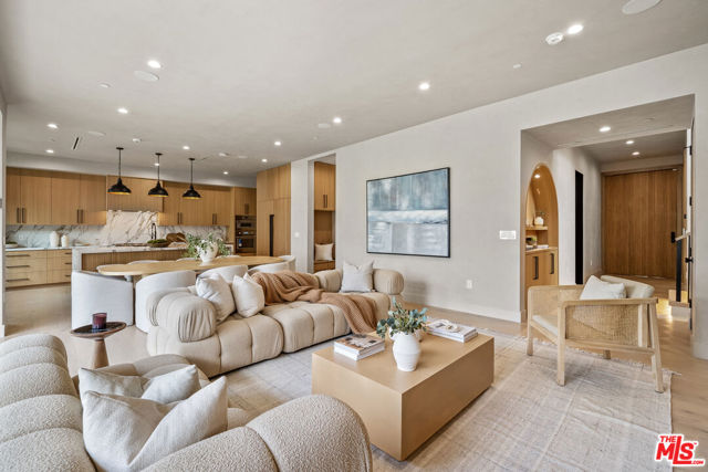 11317 Valley Spring Lane, Studio City CA: https://media.crmls.org/mediaz/252ccfd3-abff-4e6f-82ce-eceb30624f6c.jpg