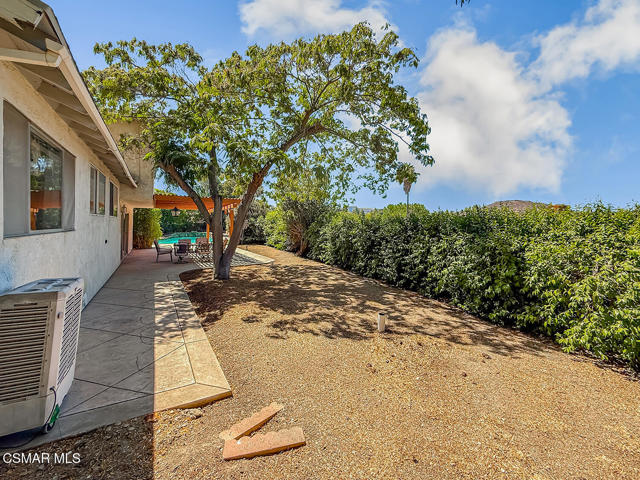 136 Erten Street, Thousand Oaks CA: https://media.crmls.org/mediaz/252ce0a4-fa3a-4f0d-adde-bb1d9cef5e77.jpg