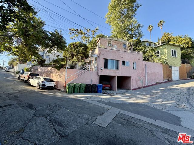 3901 De Longpre Avenue, Los Angeles CA: https://media.crmls.org/mediaz/252d1bed-3e6f-449f-86c7-7a909f41287a.jpg