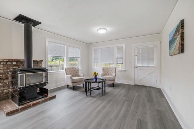 1490 Cabrillo Highway, Half Moon Bay CA: https://media.crmls.org/mediaz/252d4344-acbf-4952-90e2-224ee146c6ee.jpg