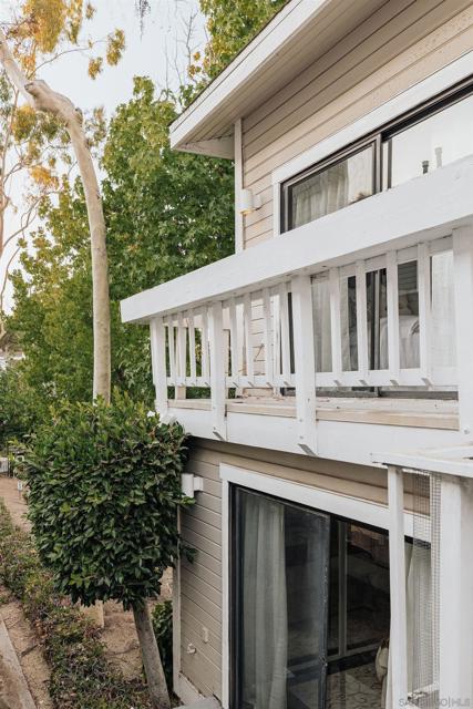 4652 Don Lorenzo Dr, Los Angeles CA: https://media.crmls.org/mediaz/252e1c74-3436-41c4-9e60-44398c73b02b.jpg