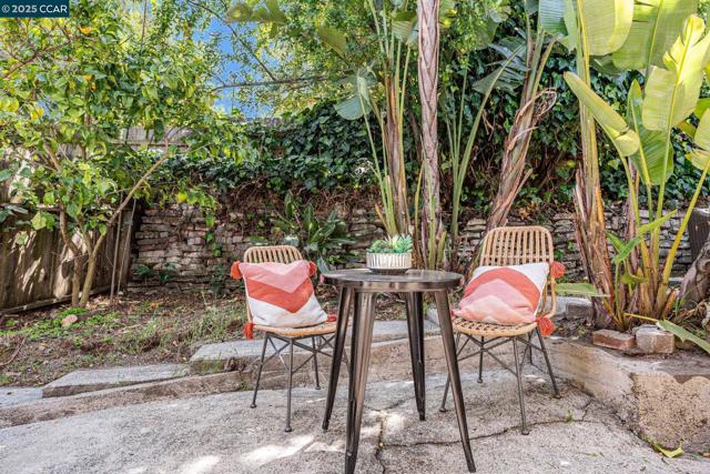 840 E 28th St., Oakland CA: https://media.crmls.org/mediaz/252e8706-6815-43ad-8dc6-28b0f194377f.jpg