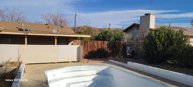 11022 West Drive, Morongo Valley CA: https://media.crmls.org/mediaz/25301b20-f51d-4c82-9b1a-d69e5953a21e.jpg
