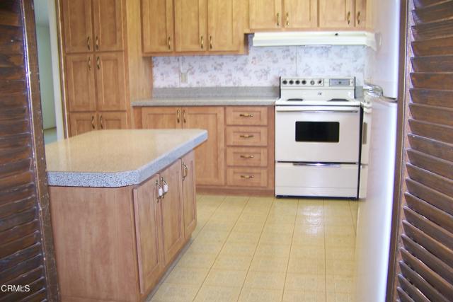 975 W Telegraph Road, Santa Paula CA: https://media.crmls.org/mediaz/253027fc-7b5b-485d-a40a-5fc068db1aa3.jpg