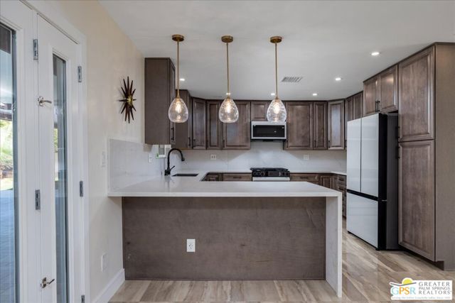 372 E Molino Road, Palm Springs CA: https://media.crmls.org/mediaz/25304d57-8f90-494f-98da-38a69365fcff.jpg