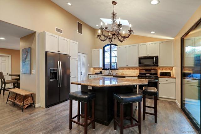 2002 Mendocino Blvd, San Diego CA: https://media.crmls.org/mediaz/25308ed2-2a2a-4373-be1d-60fb5a17b58d.jpg