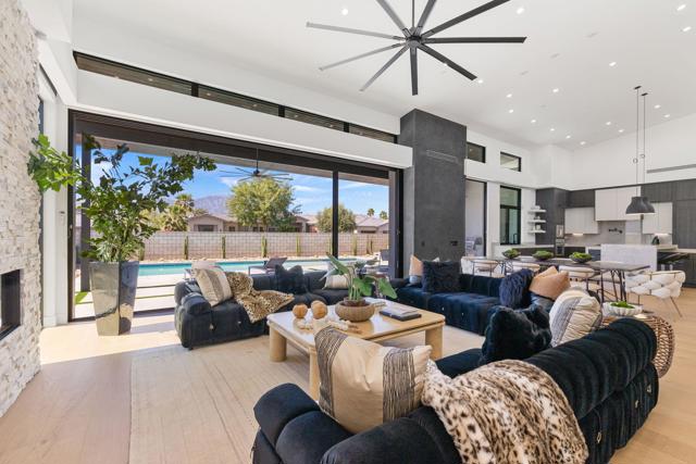 3 Siena Vista Court, Rancho Mirage CA: https://media.crmls.org/mediaz/2530a349-e4ea-4c3e-9c54-2cb1e5f68619.jpg