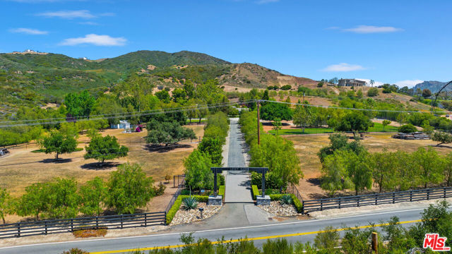 33269 Mulholland Highway, Malibu CA: https://media.crmls.org/mediaz/2530bbb8-98ad-4562-828e-04a3e666884d.jpg