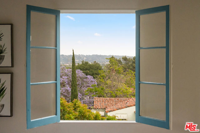 3716 Effingham Place, Los Angeles CA: https://media.crmls.org/mediaz/2530df64-a220-420d-a694-81d1b4987d2c.jpg