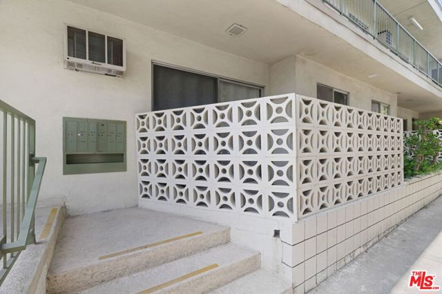 1481 Reeves Street, Los Angeles CA: https://media.crmls.org/mediaz/2530e6ab-1a4c-4ffb-be51-b24b193ad077.jpg