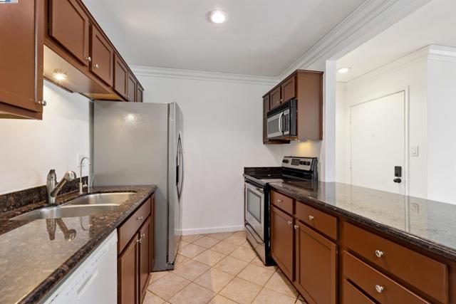 100 Kinross Drive, Walnut Creek CA: https://media.crmls.org/mediaz/25319553-6eaa-4714-a570-447950e67ade.jpg
