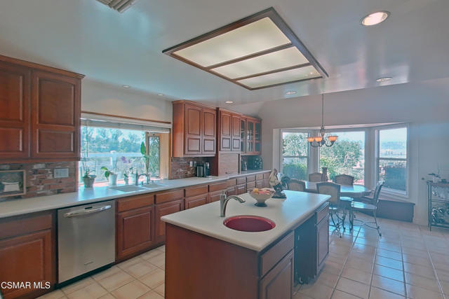 10885 Citrus Drive, Moorpark CA: https://media.crmls.org/mediaz/2532acd8-8729-4b3a-bed6-30499bafa37b.jpg