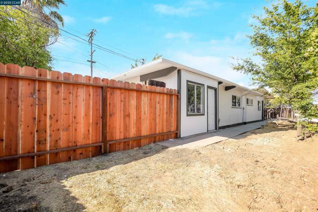 197 Carolos Drive, Pacheco CA: https://media.crmls.org/mediaz/2532dd09-a4b0-4291-9d3d-3da1f3d145eb.jpg