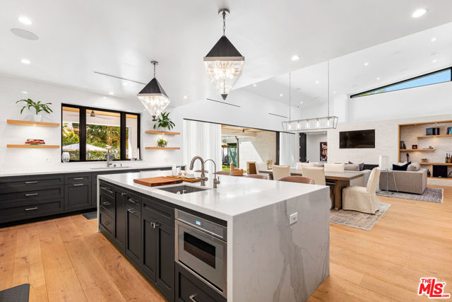 4961 Noeline Avenue, Encino CA: https://media.crmls.org/mediaz/2533a266-f75a-4f93-b36c-dcfca53d4d15.jpg