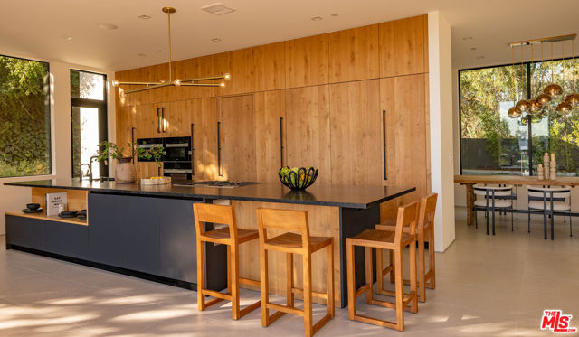 12752 Mulholland Drive, Beverly Hills CA: https://media.crmls.org/mediaz/25348345-cfd7-4568-a09c-3c8c744d17df.jpg