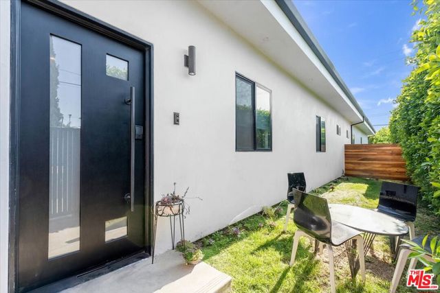 5456 Hazeltine Avenue, Sherman Oaks CA: https://media.crmls.org/mediaz/2534efae-265c-45ae-aeb3-b86ffb4c7096.jpg