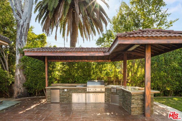 13845 Magnolia Boulevard, Sherman Oaks CA: https://media.crmls.org/mediaz/25355910-db50-4f12-93d5-c822f2c45768.jpg
