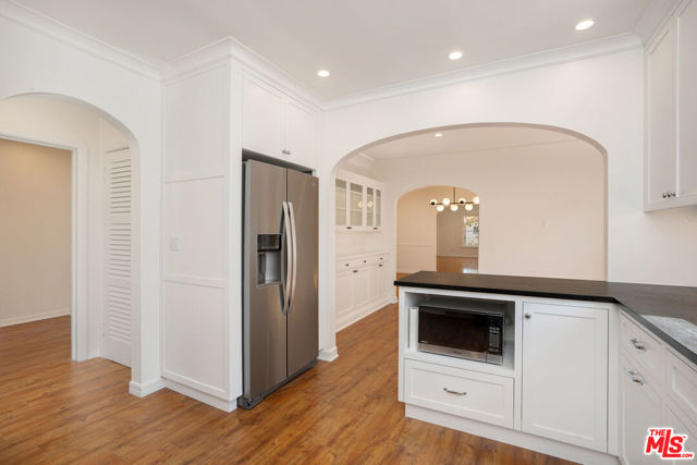 135 N Orange Drive, Los Angeles CA: https://media.crmls.org/mediaz/25357c5a-fa2c-445f-ae2f-fac46977c551.jpg