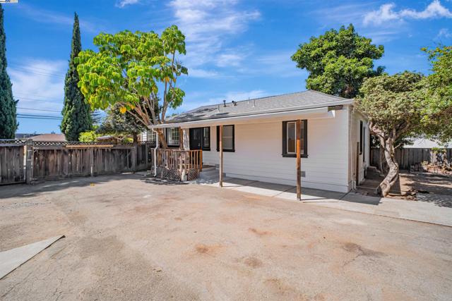 3780 Somerset Ave, Castro Valley CA: https://media.crmls.org/mediaz/2535ce7a-1eb2-4dc4-8ccb-16bae4752423.jpg