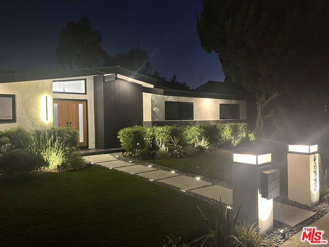 23442 Burbank Boulevard, Woodland Hills CA: https://media.crmls.org/mediaz/25360213-1dcd-400a-81e1-44d29468176b.jpg