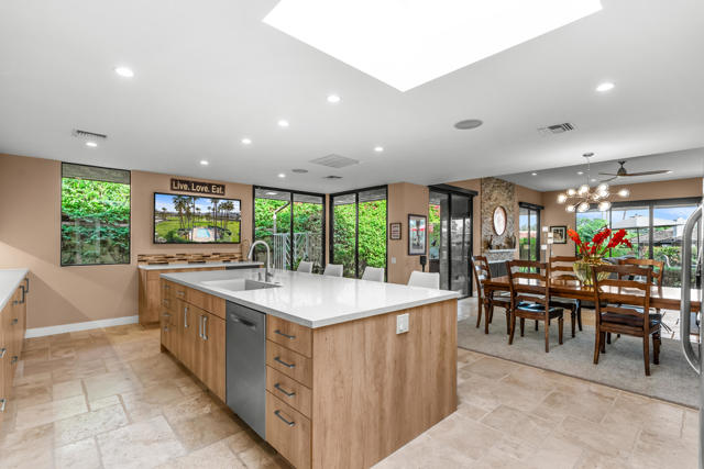 132 Columbia Drive, Rancho Mirage CA: https://media.crmls.org/mediaz/253669dd-69e2-401e-8562-1bec440732e8.jpg